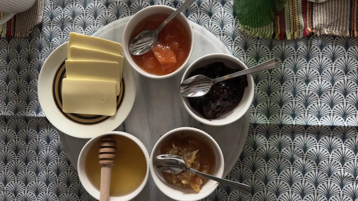Plateau de petit-déjeuner maison, confitures artisanales, miel, beurre, Villa Plaisance, Bédarrides